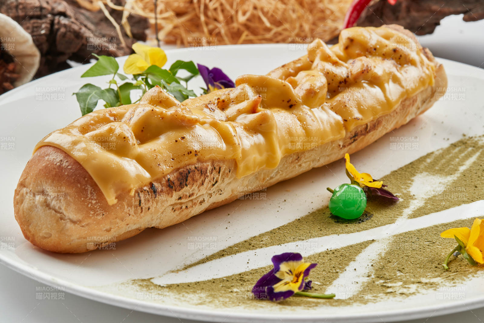白色瓷盘装的的芝士火腿焗法棍面包图片