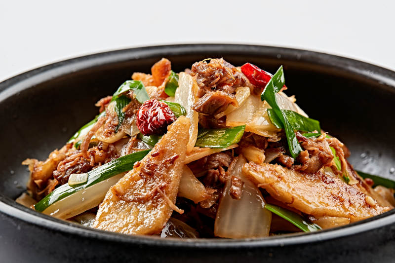 黑色石锅装的韩式石锅土豆饼图片