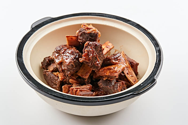 白色砂锅装的香煲酱香牛尾骨图片