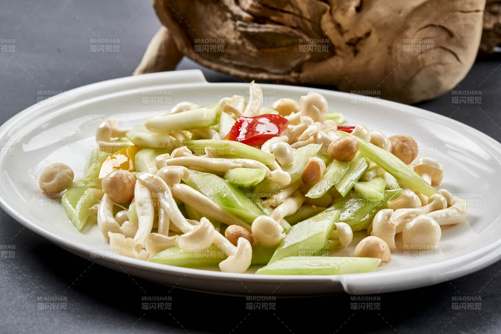 圆瓷盘装的西芹彩椒小炒白玉菇图片