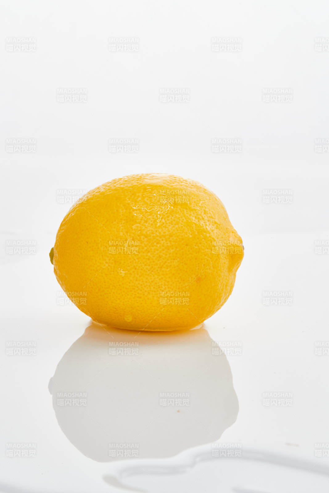 白色背景上摆放的新鲜水嫩柠檬及切片图片