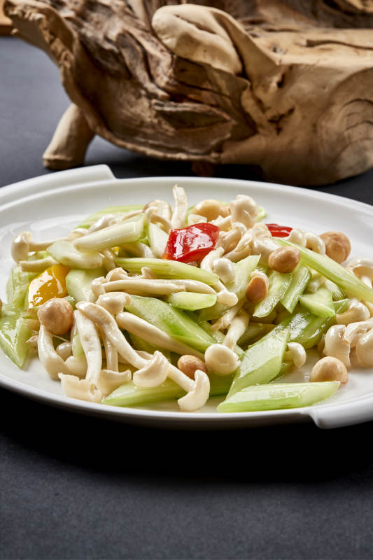 圆瓷盘装的西芹彩椒小炒白玉菇图片