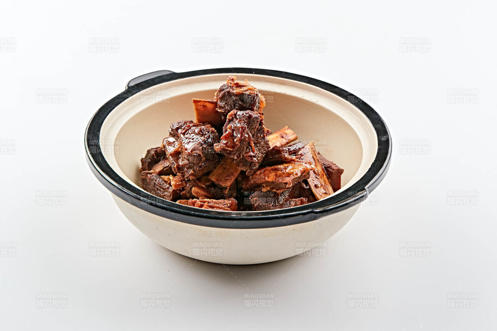 白色砂锅装的香煲酱香牛尾骨图片