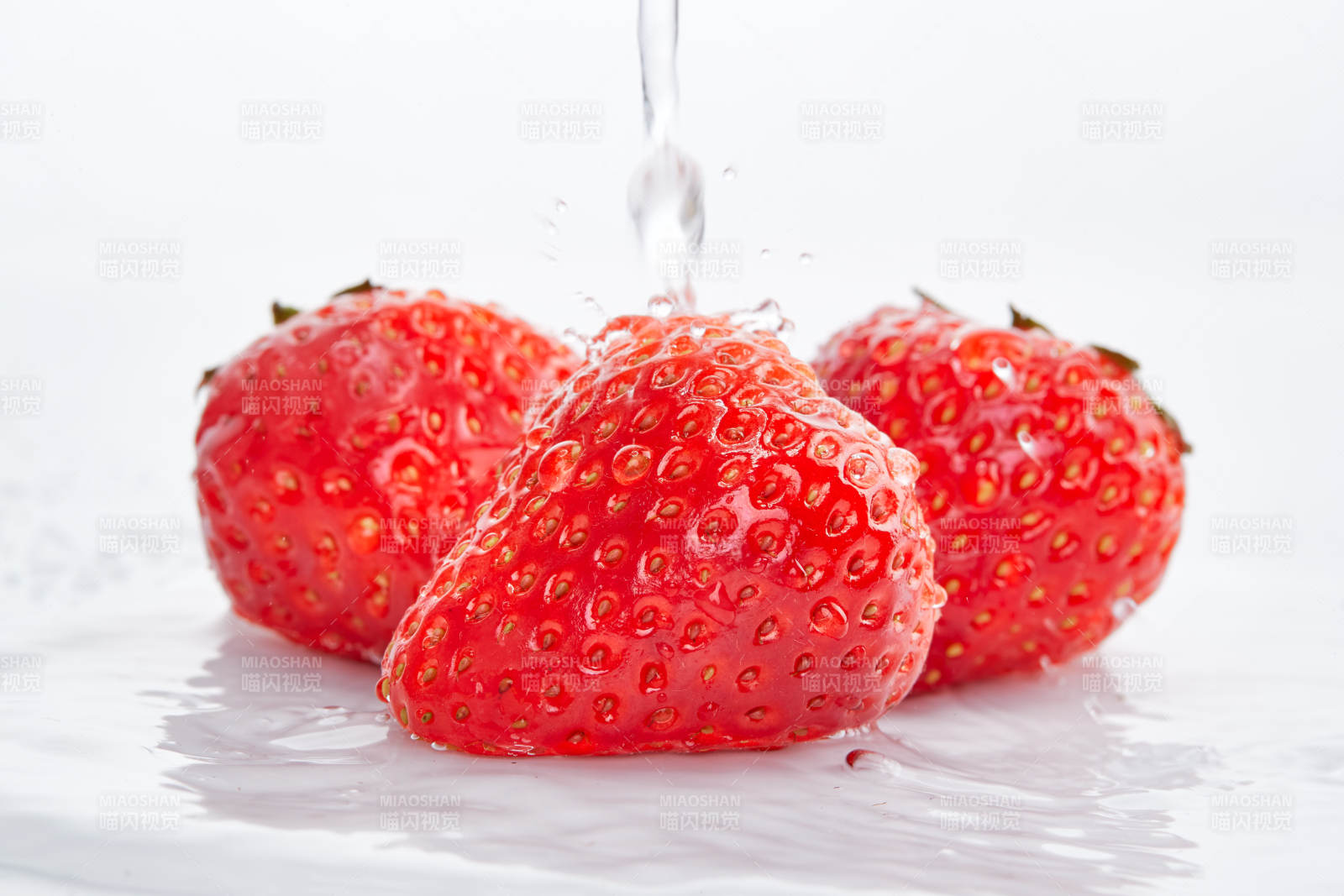 白色背景上摆放的水嫩新鲜草莓图片