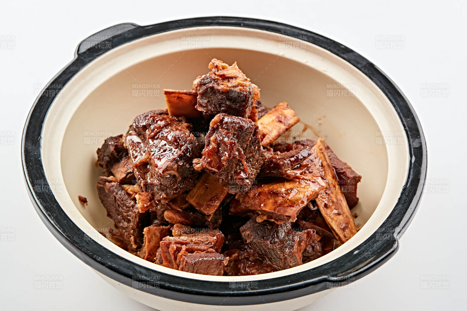 白色砂锅装的香煲酱香牛尾骨图片