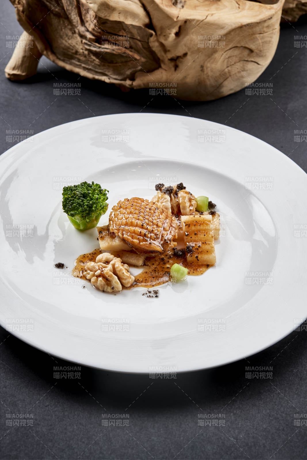 白色圆瓷盘装的黑胡椒桃仁大连鲍图片