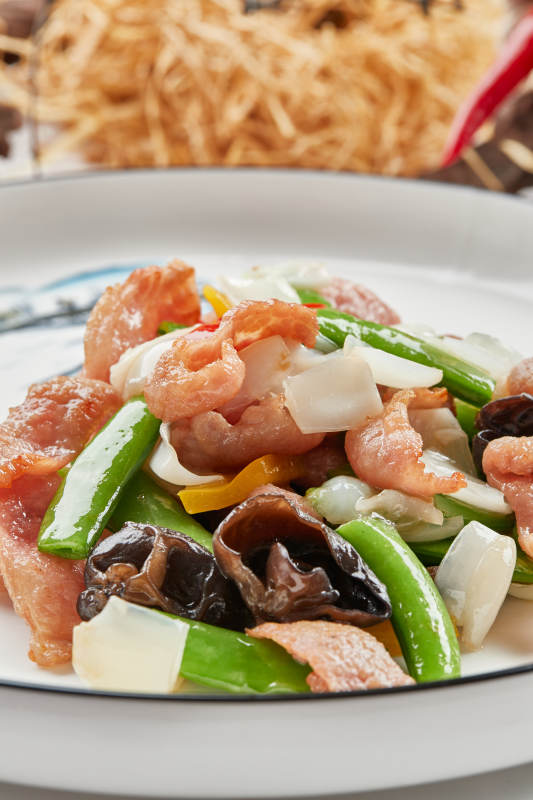 白色瓷盘装的铁板和牛月色小炒图片