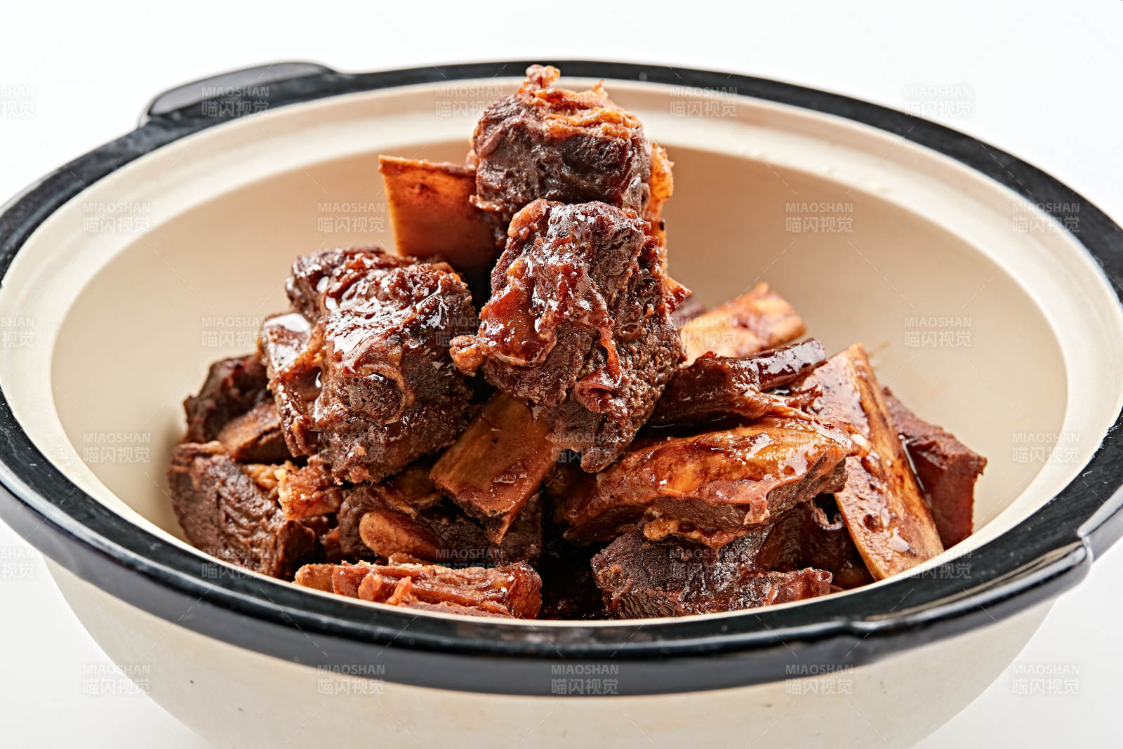 白色砂锅装的香煲酱香牛尾骨图片