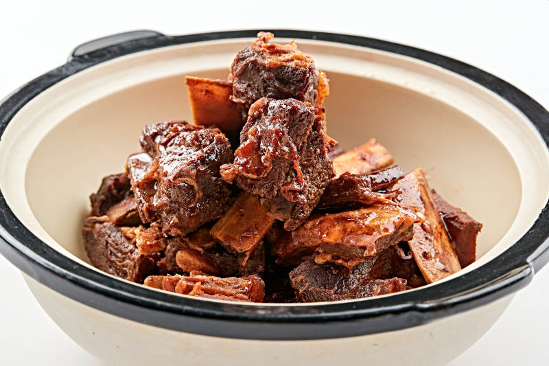 白色砂锅装的香煲酱香牛尾骨图片