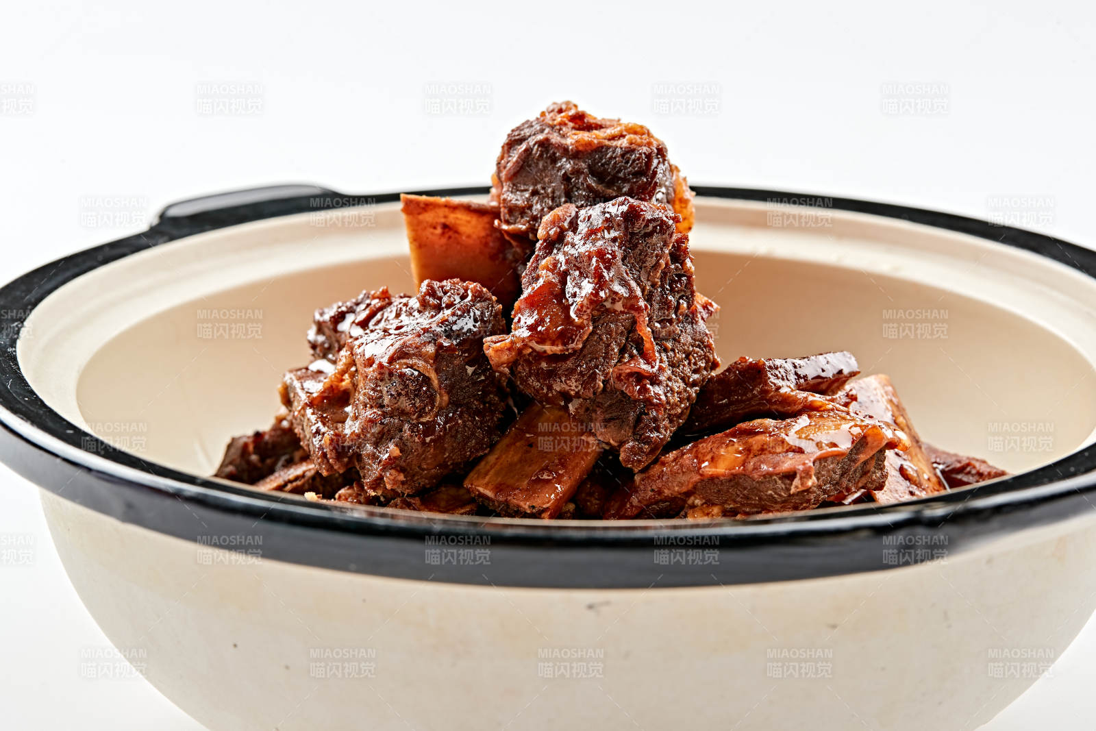 白色砂锅装的香煲酱香牛尾骨图片