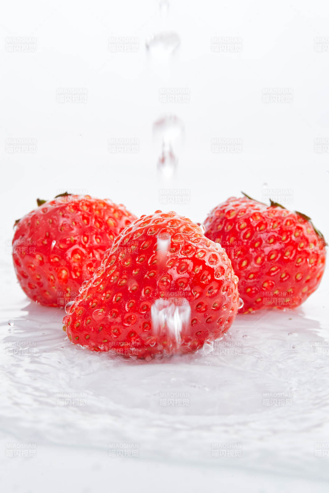 白色背景上摆放的水嫩新鲜草莓图片