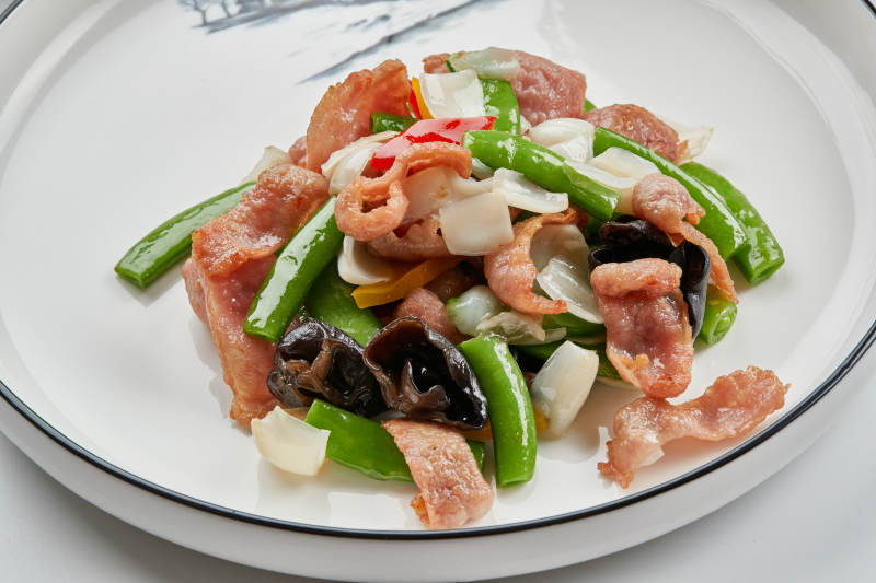 白色瓷盘装的铁板和牛月色小炒图片