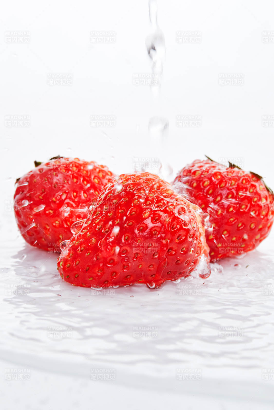 白色背景上摆放的水嫩新鲜草莓图片