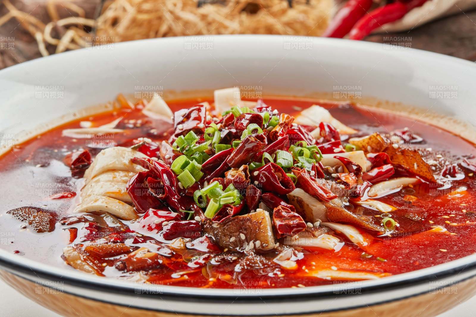 白瓷餐具装的川味毛血旺图片