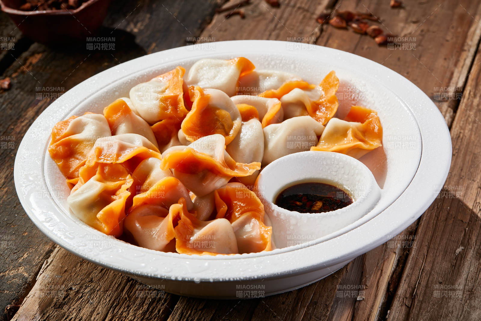 白色瓷盘装的手工现包水饺图片