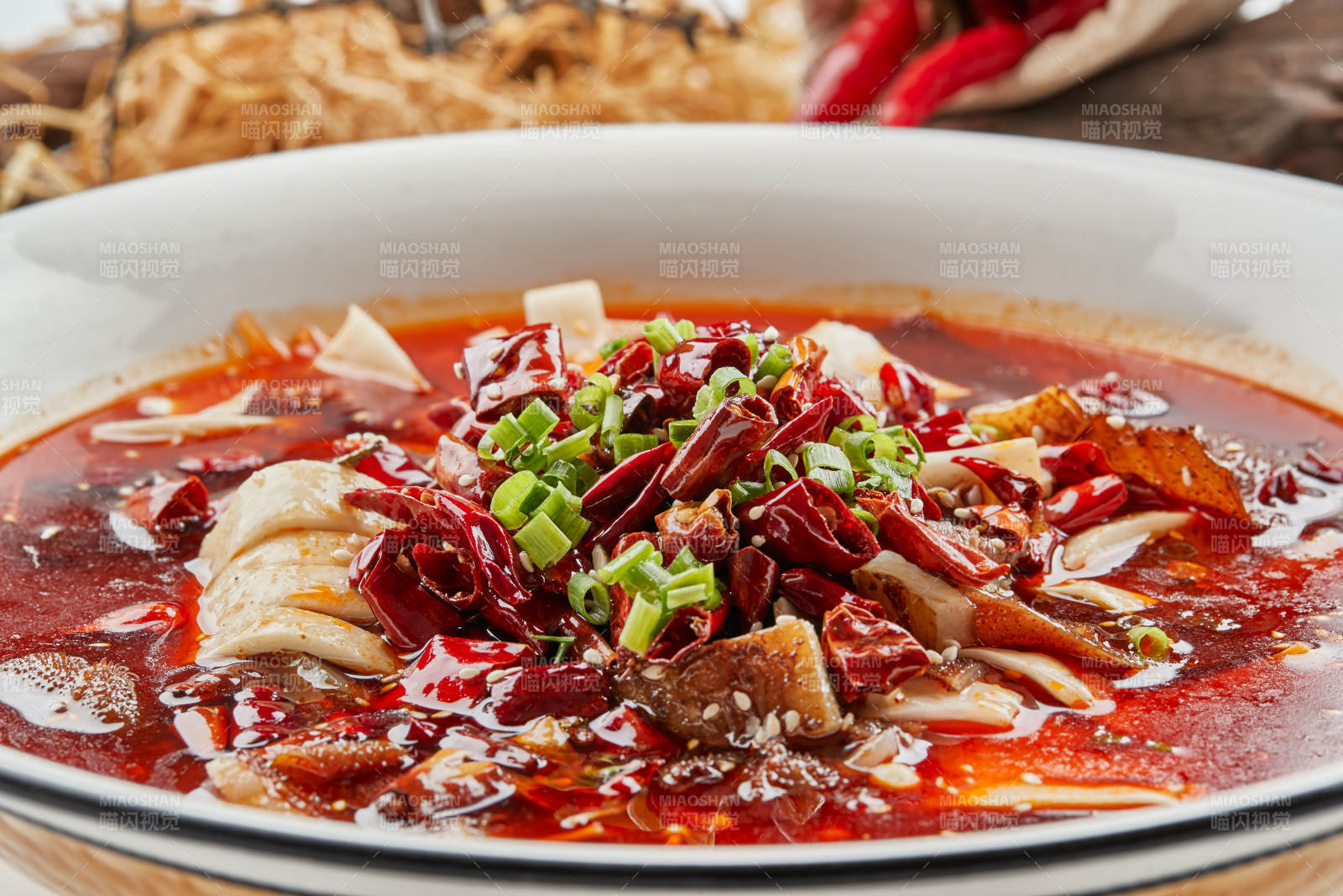 白瓷餐具装的川味毛血旺图片