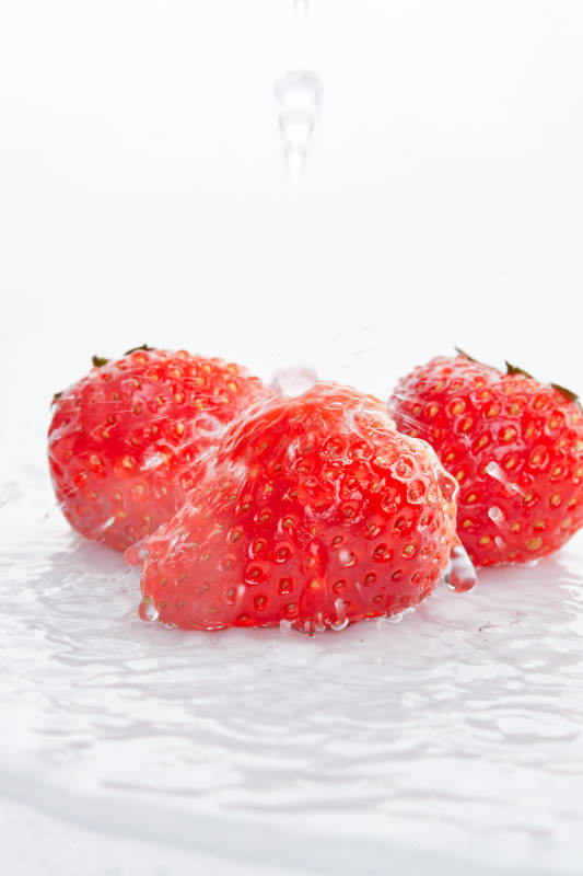 白色背景上摆放的水嫩新鲜草莓图片