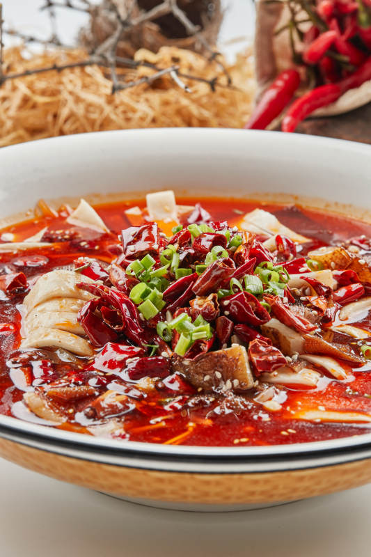 白瓷餐具装的川味毛血旺图片