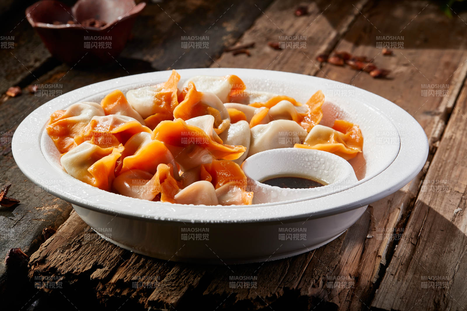 白色瓷盘装的手工现包水饺图片