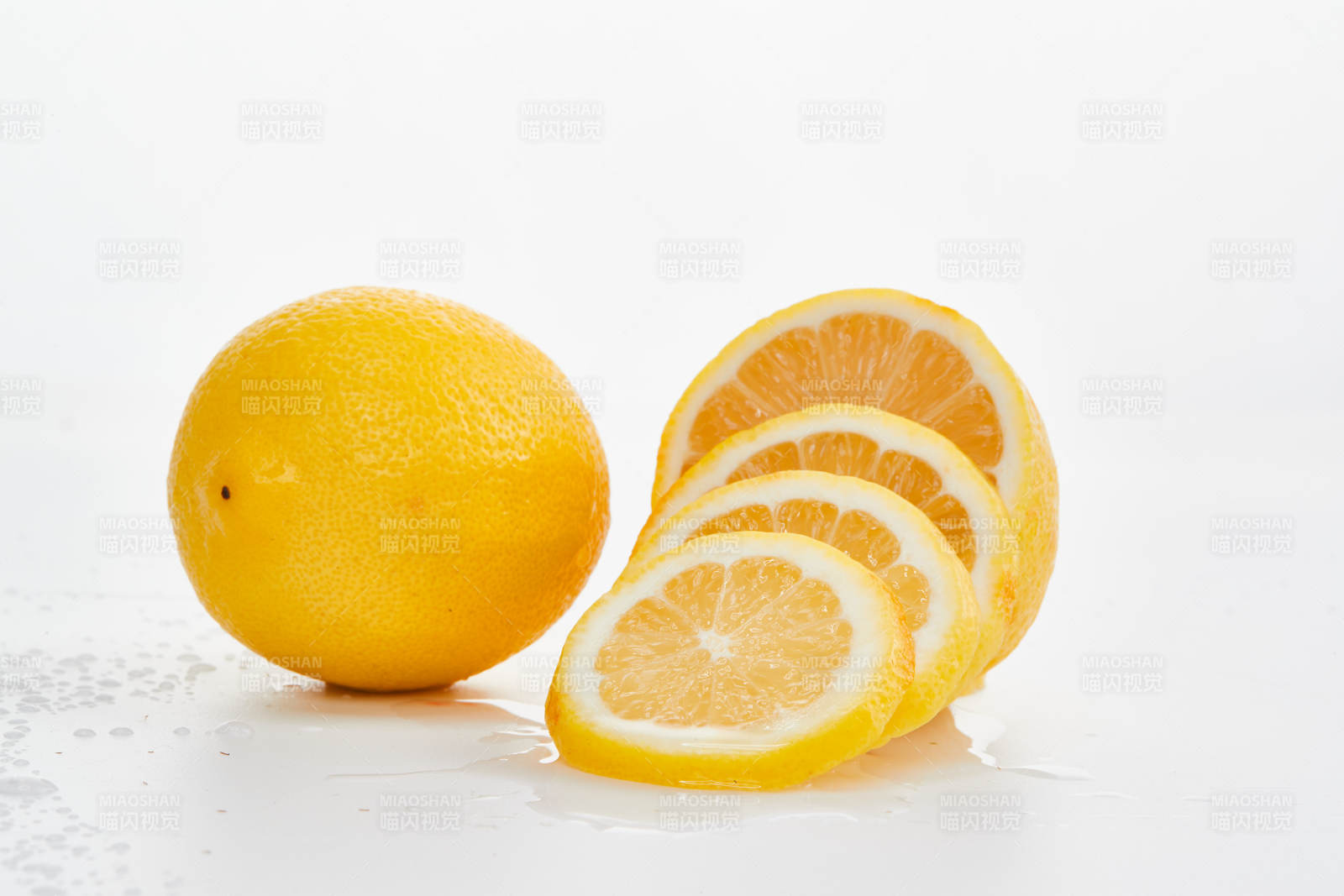 白色背景上摆放的新鲜水嫩柠檬及切片图片