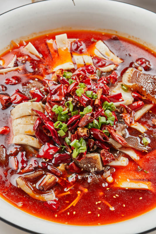 白瓷餐具装的川味毛血旺图片