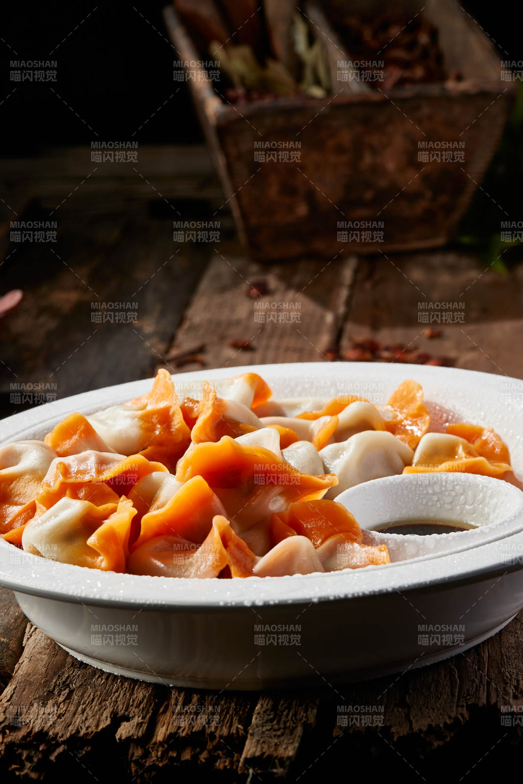 白色瓷盘装的手工现包水饺图片