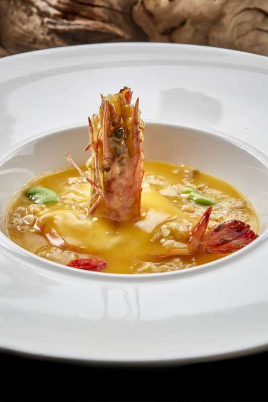 白色圆瓷盘装的咖喱酱深海红虾图片