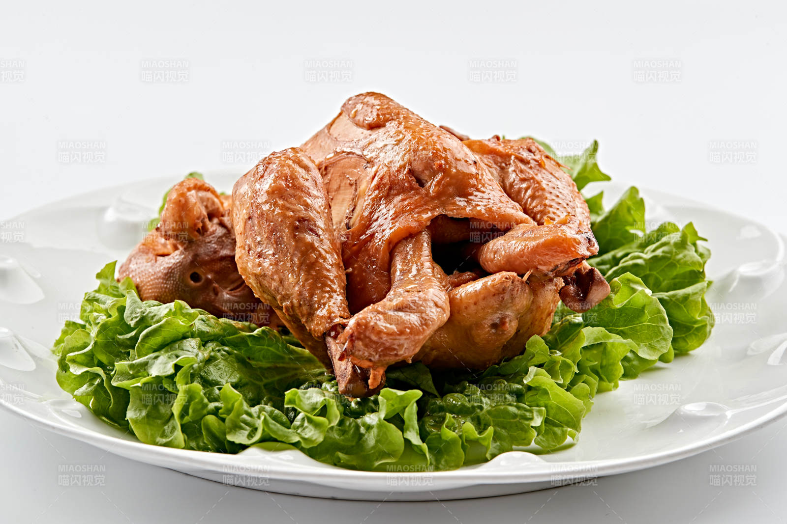 白色瓷盘装的香酥卤味鸡图片