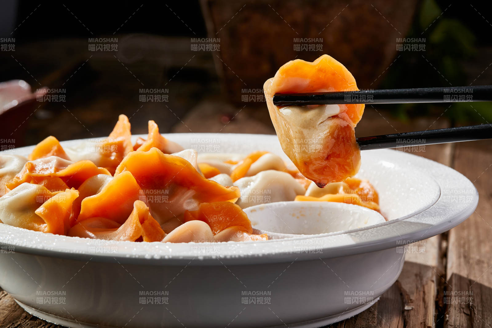 白色瓷盘装的手工现包水饺图片