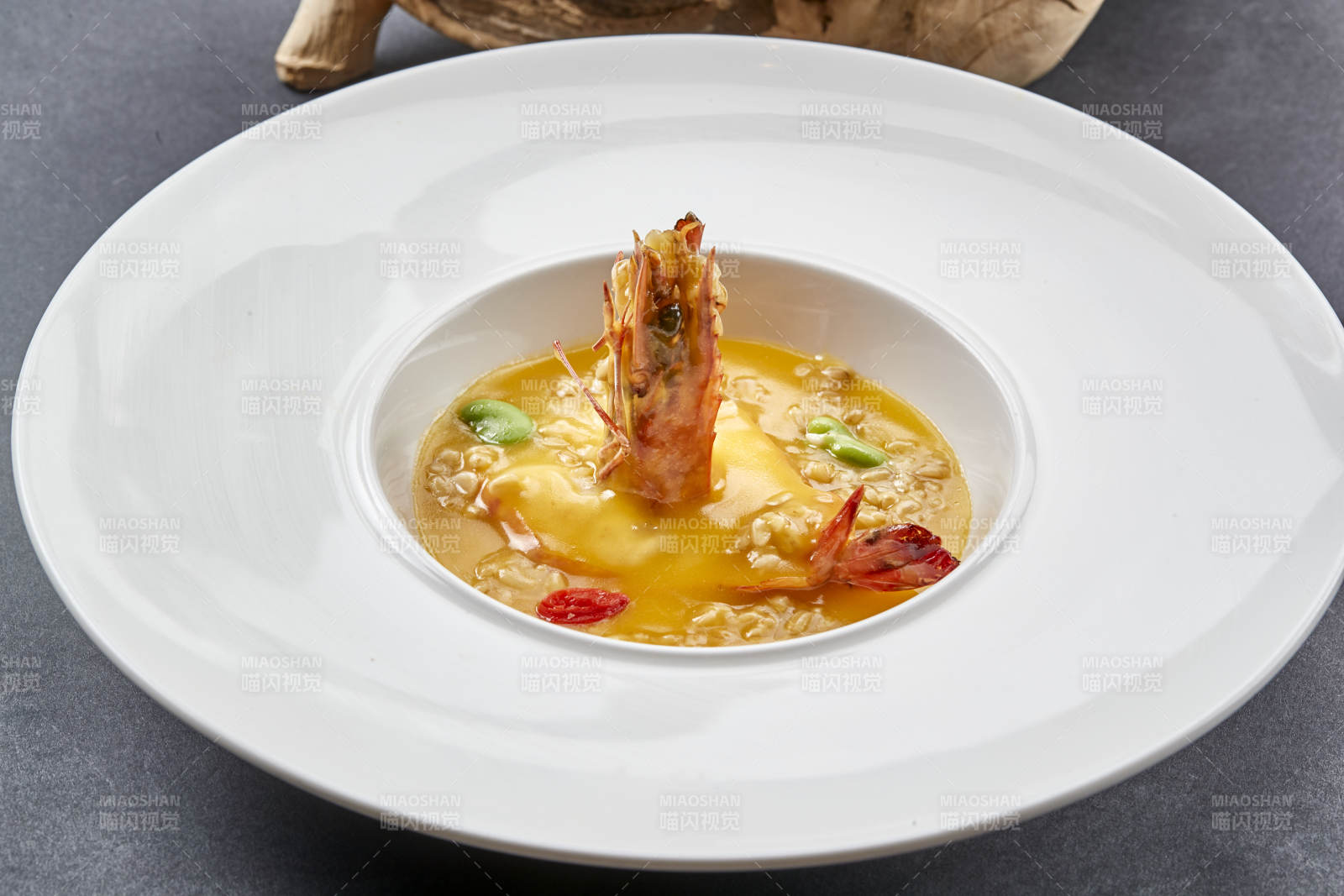 白色圆瓷盘装的咖喱酱深海红虾图片