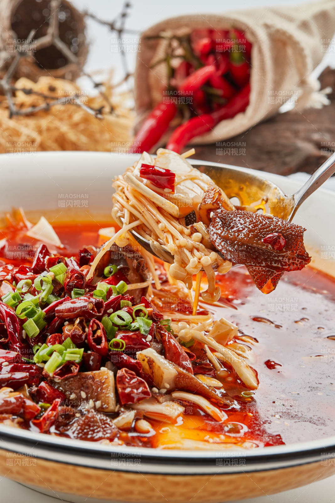 白瓷餐具装的川味毛血旺图片