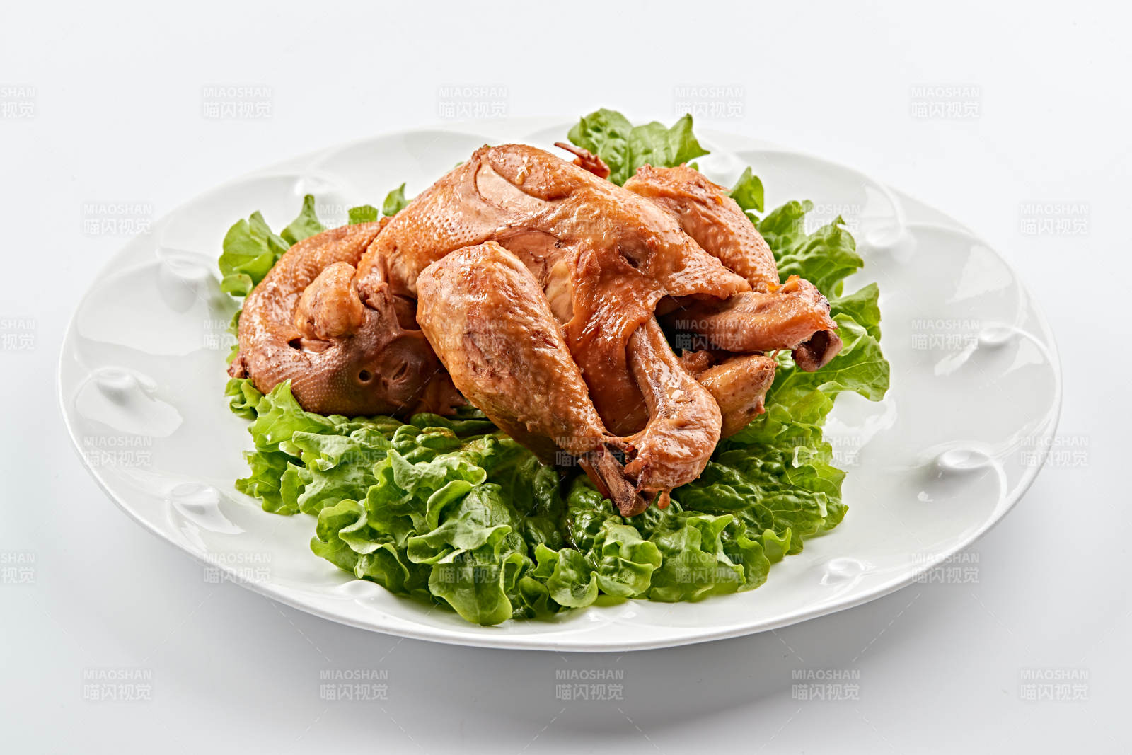 白色瓷盘装的香酥卤味鸡图片