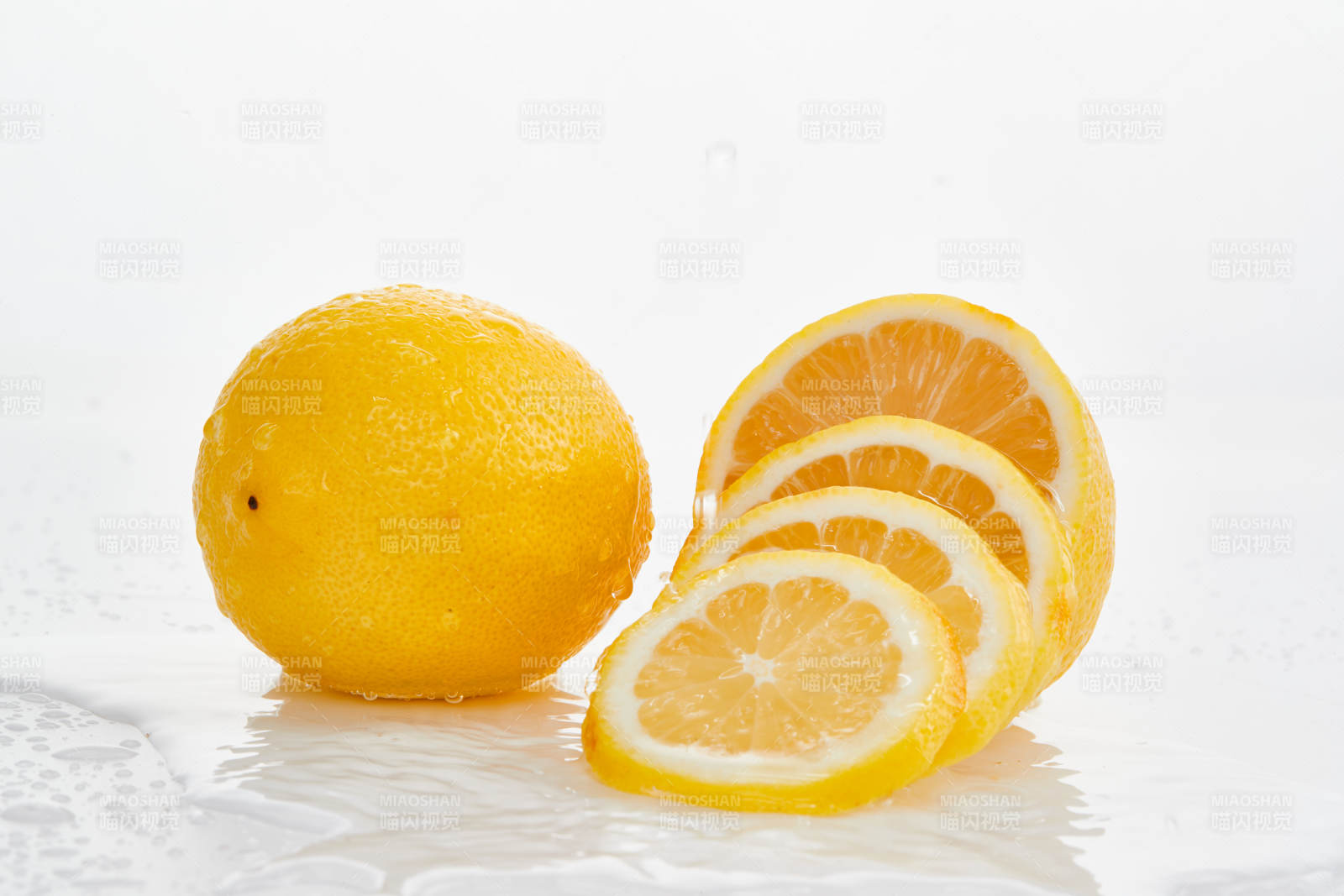 白色背景上摆放的新鲜水嫩柠檬及切片图片