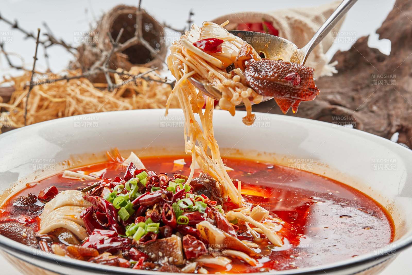白瓷餐具装的川味毛血旺图片