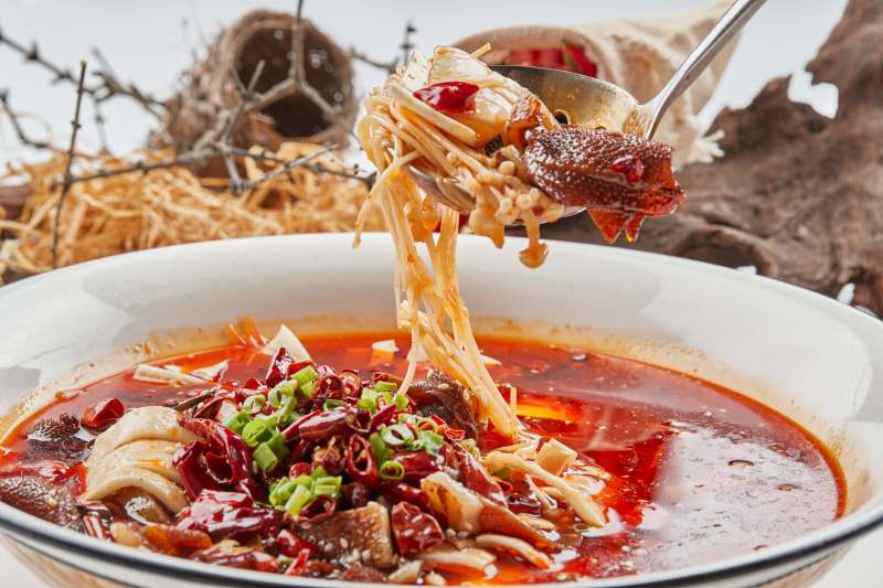 白瓷餐具装的川味毛血旺图片