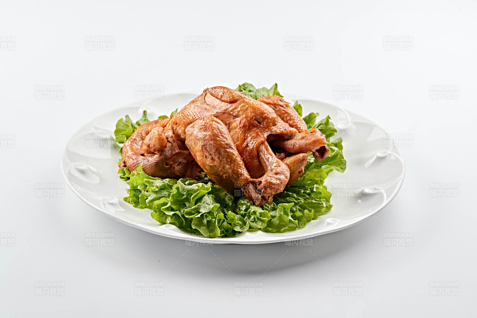 白色瓷盘装的香酥卤味鸡图片