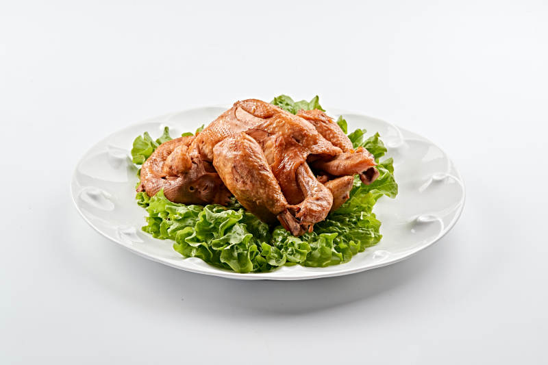 白色瓷盘装的香酥卤味鸡图片