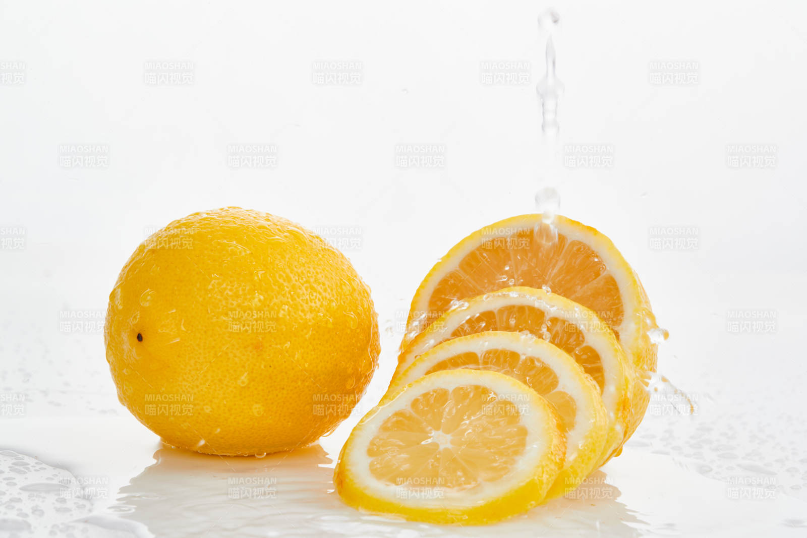 白色背景上摆放的新鲜水嫩柠檬及切片图片