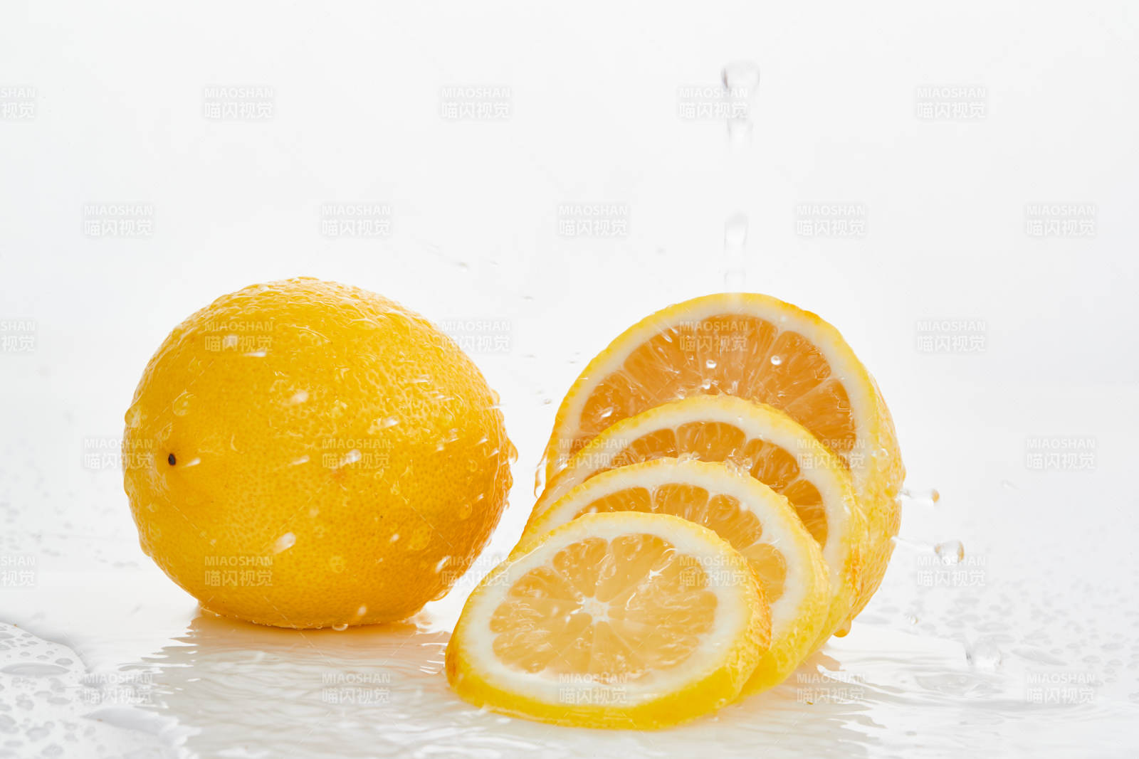 白色背景上摆放的新鲜水嫩柠檬及切片图片