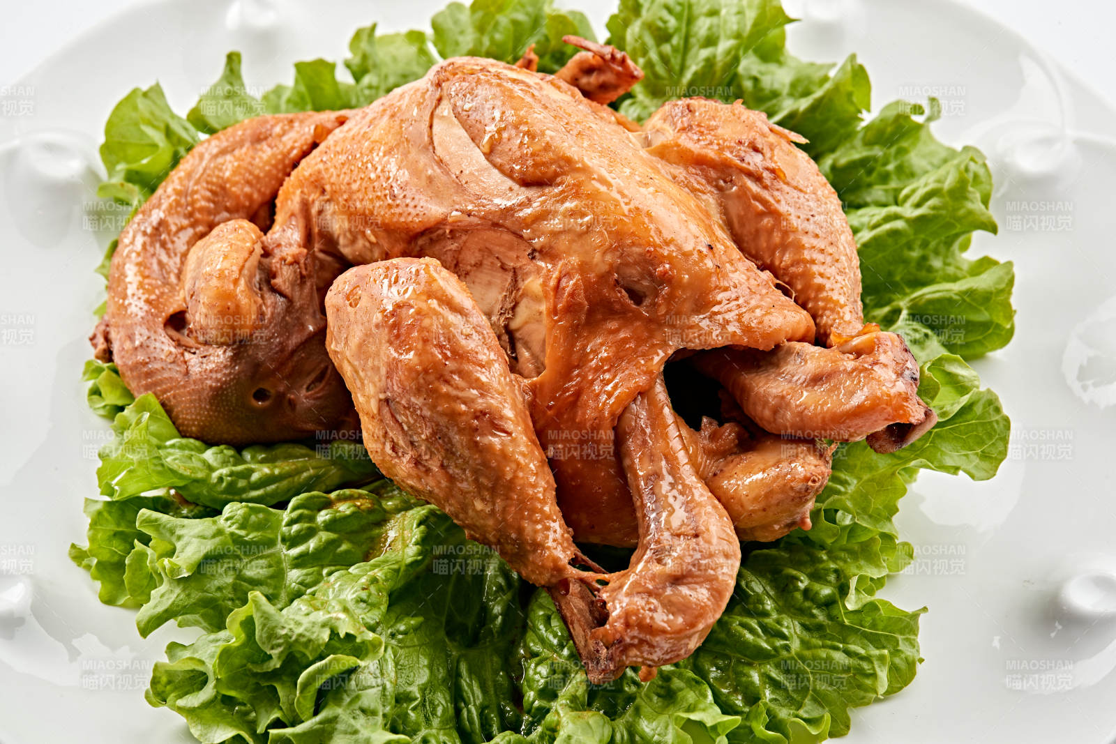 白色瓷盘装的香酥卤味鸡图片