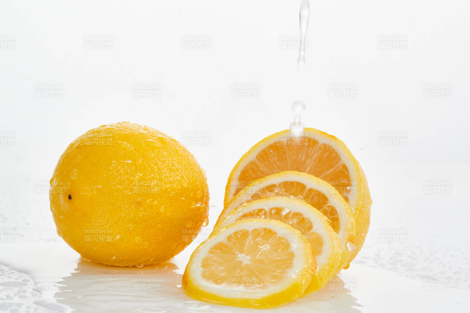 白色背景上摆放的新鲜水嫩柠檬及切片图片