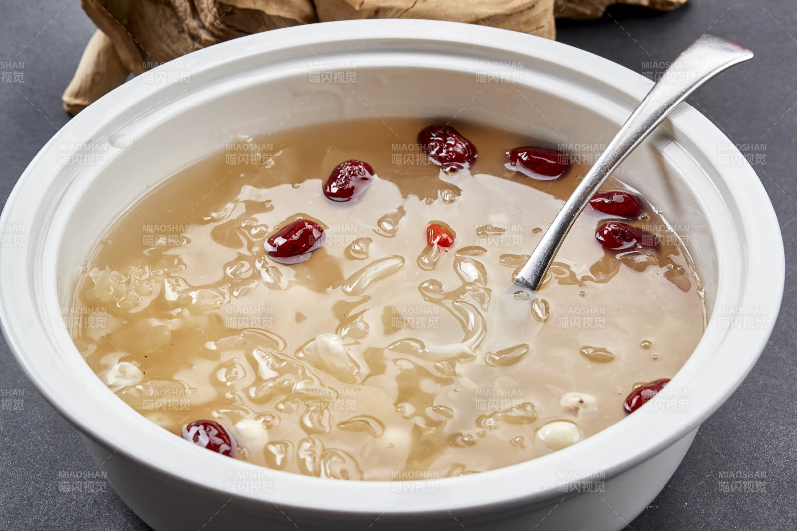 白瓷汤盆装的红枣银耳枸杞莲子羹图片