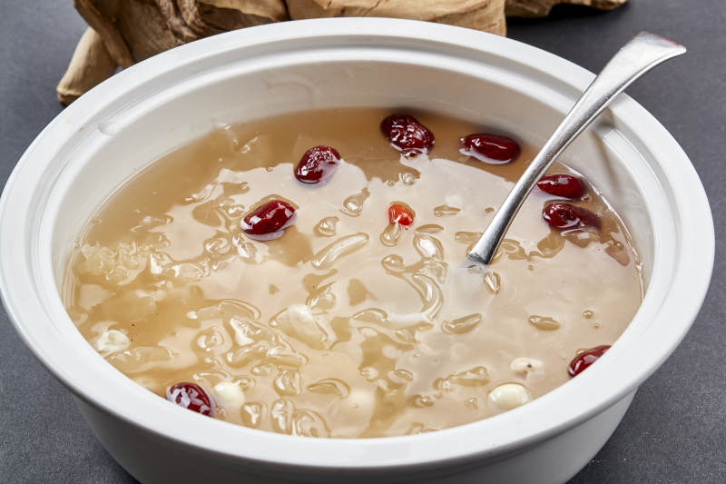 白瓷汤盆装的红枣银耳枸杞莲子羹图片