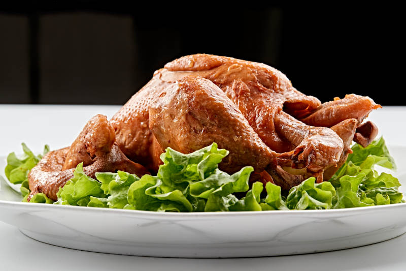 白色瓷盘装的香酥卤味鸡图片