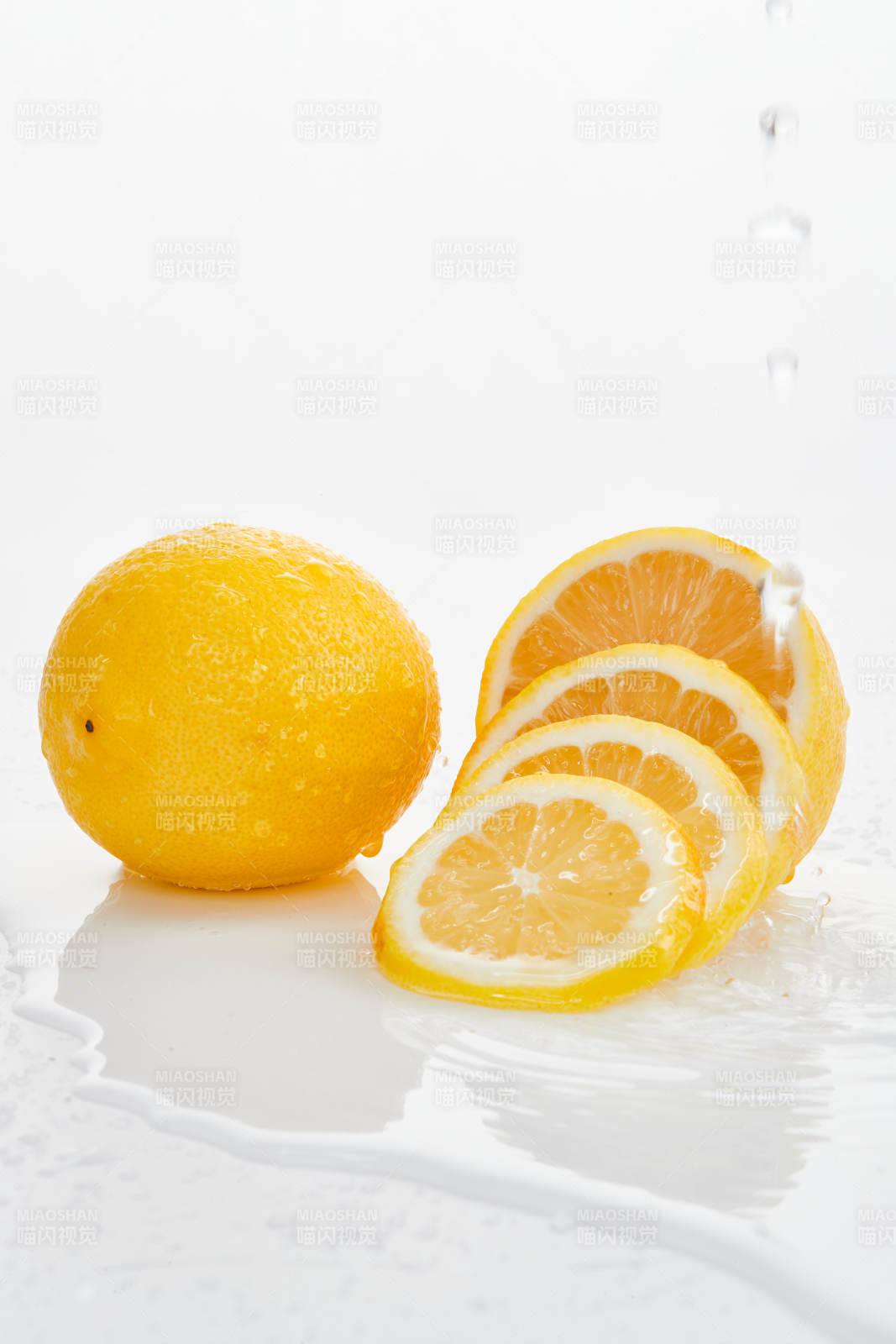 白色背景上摆放的新鲜水嫩柠檬及切片图片