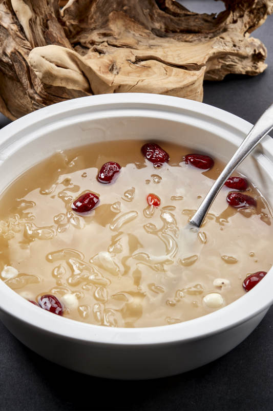 白瓷汤盆装的红枣银耳枸杞莲子羹图片