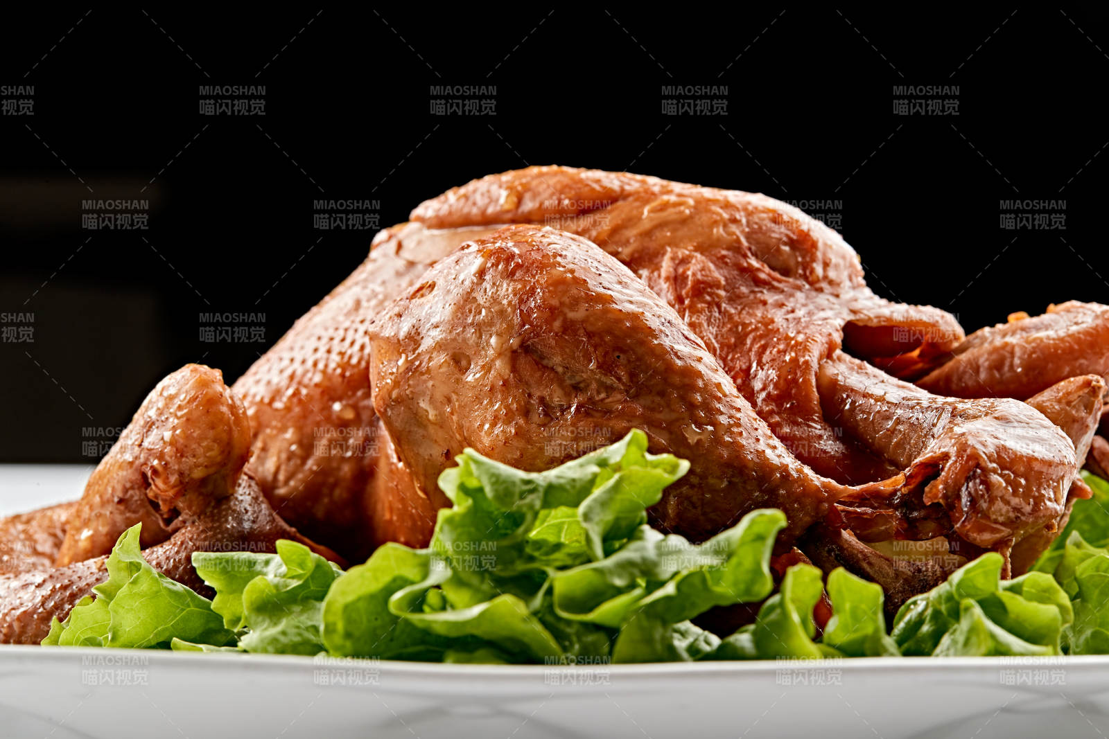 白色瓷盘装的香酥卤味鸡图片