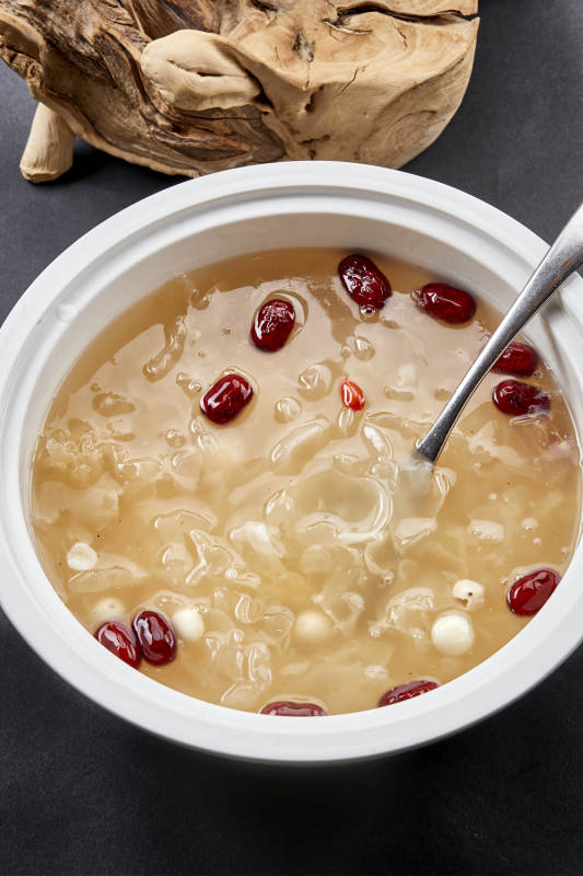 白瓷汤盆装的红枣银耳枸杞莲子羹图片