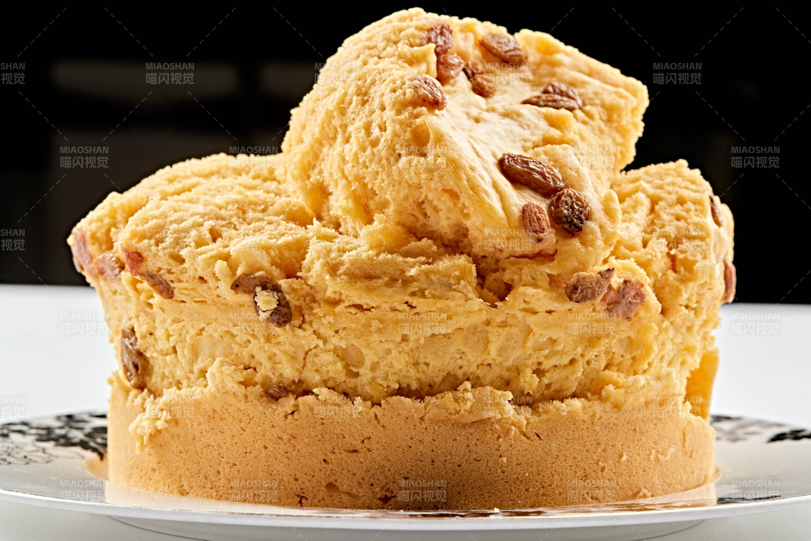 精美瓷餐具装的杂粮坚果黄馍馍图片