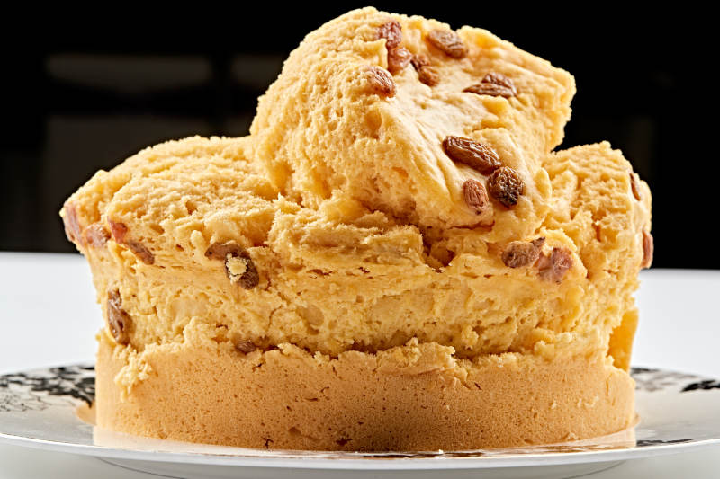 精美瓷餐具装的杂粮坚果黄馍馍图片